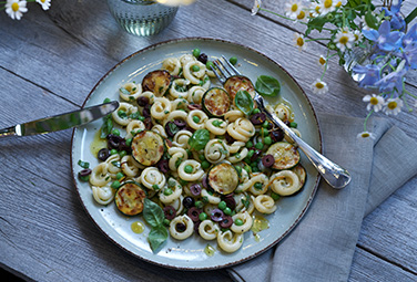 Sommersalat mit Pasta, Erbsen und Oliven