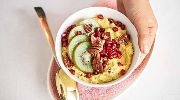 Goldene Quinoa-Frühstücks-Bowl